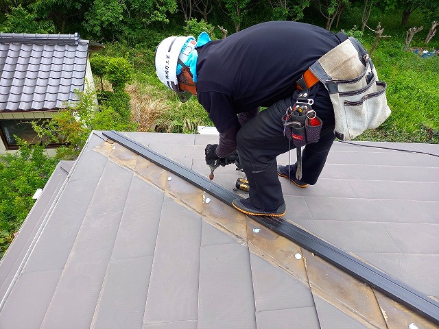 貫板を取り付けるスタッフ